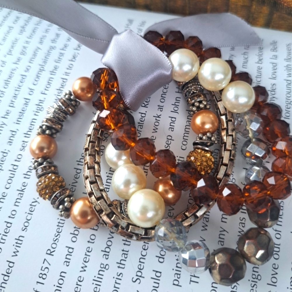 Setbof 4 strechy bracelets inwarm gold rich tones